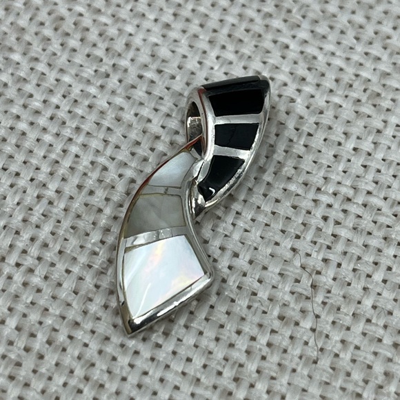 Vintage Sterling Silver Pendant with Black Onyx & Mother-of-Pearl Inlays - Picture 9 of 17